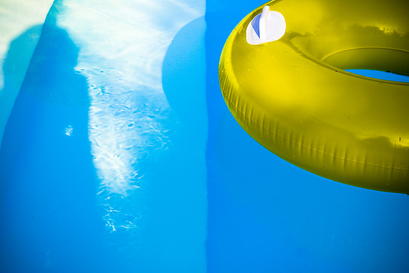 Rondeurs en bordure de piscine